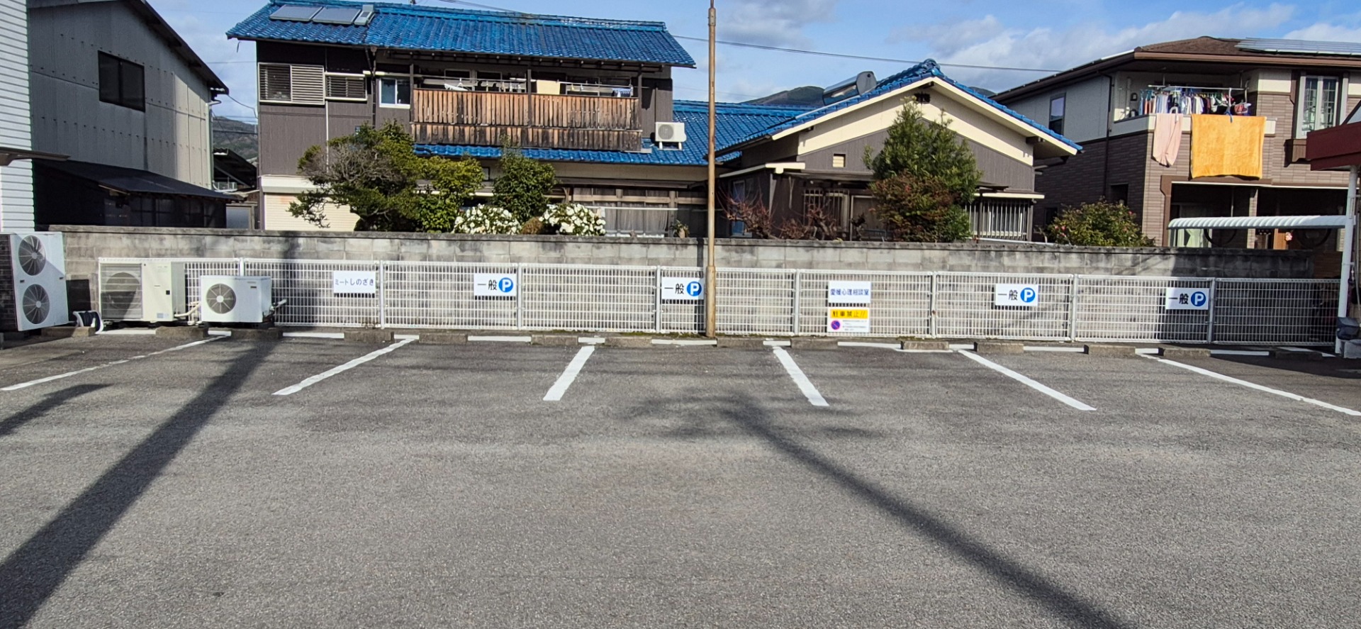 「ほっかほか亭川内店様」と当ビルとの間に駐車場をご用意しております。